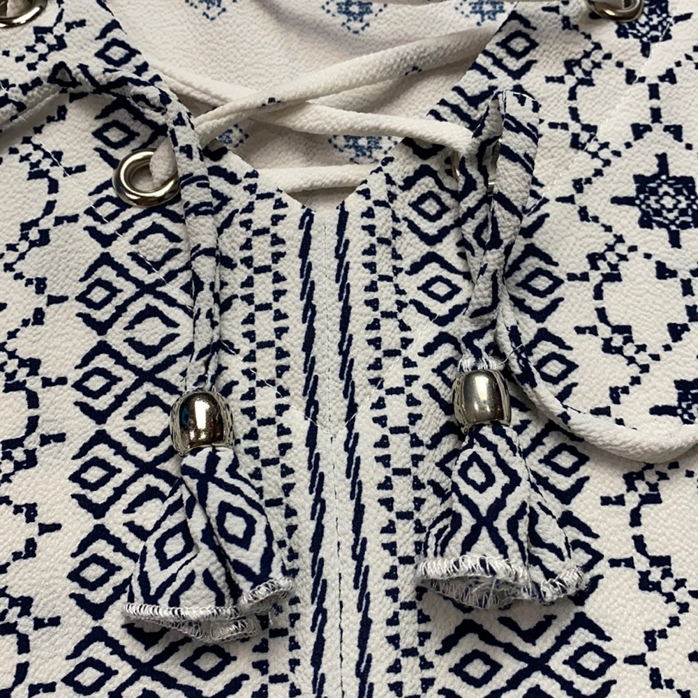 sunny leigh Cream & Navy Top Size: Large - Picture 15 of 17